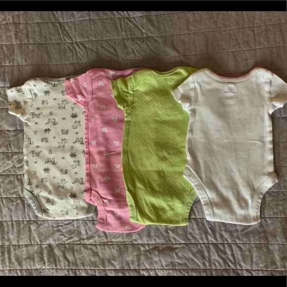 SOLD 4 short-sleeve onesies 0-3 months - Picture 4 of 8